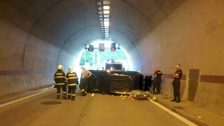 Prevrátené auto v tuneli Sitina