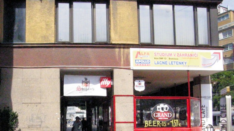 Sedenie zabralo už väčšinu chodníka - Manderlak1