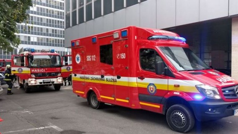 Na železničiarskej ulici horia pivnice - zasahujú tam hasiči - Hasiči ilustr