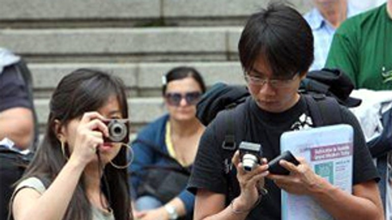 Turisti si radi fotia najviac zničené budovy - turisti_fotia