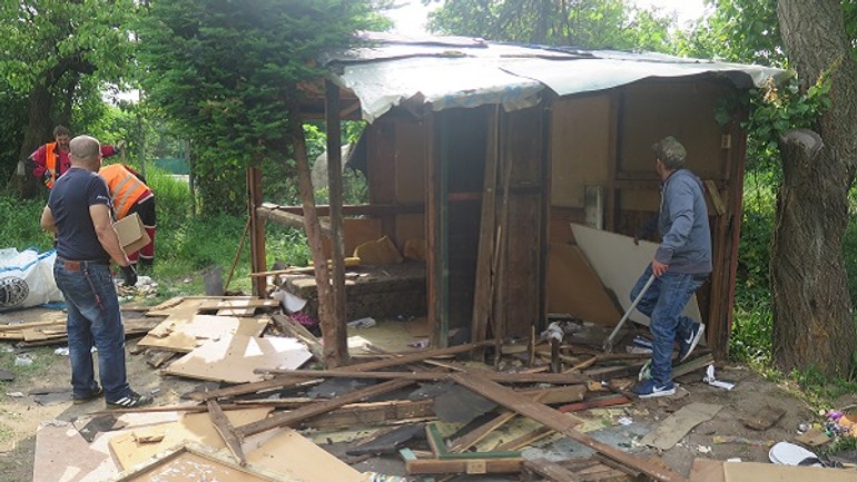 Nelegálne skládky likvidujú bezdomovci. takáto je ich odmena - bezd ruz2