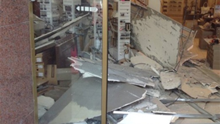 V predajni spadol strop, traja zranení - bata_strop1