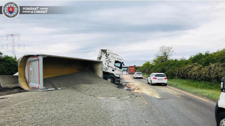 Prevrátený kamión na D1  v smere do Bratislavy