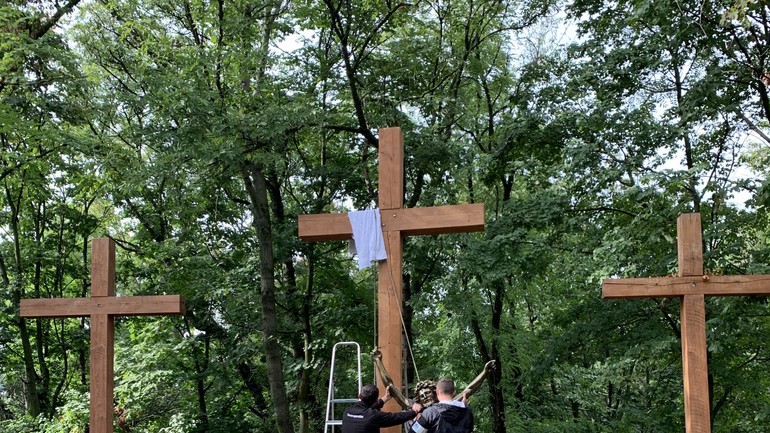 Inštalovaná kópia kríža na Kalvárii