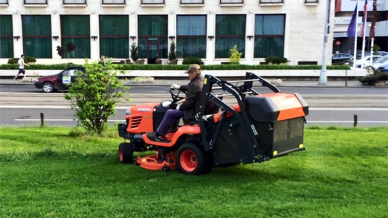 V bratislave pokosili prvé trávniky - kosenie