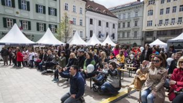 Foto: na hlavnom námestí sa práve oslavuje deň európy - t_090517denEU427643