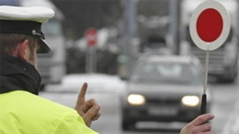 Ďalšia policajná akcia v bratislave. dopraváci sa zamerajú na telefonovanie, chodcov i cyklistov - policia_kontrola2