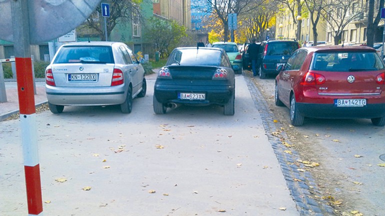 Na račianskej a pri štadióne sa parkuje všade - Parkovanie1