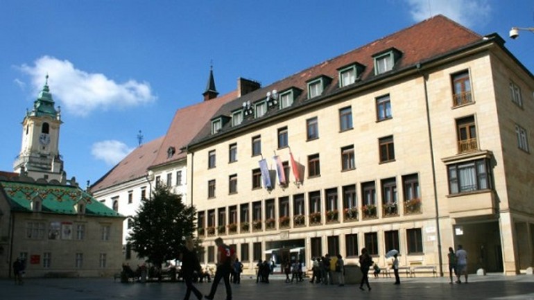 Mesto schválilo finančný príspevok 199 mnohodetným rodinám - bratislava-magistrat1