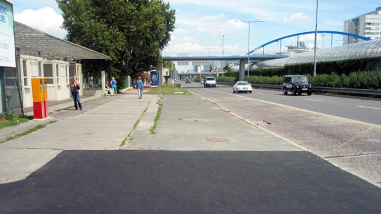 Nástupište mhd je opravené, prístrešok však chýba - Einsteinova1