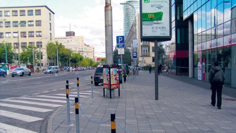 Z chodníka na kollárku zmizli autá - Kollarko1