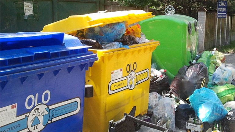 Do nádob na triedený odpad ľudia hádžu aj jedlo - separovany_odpad