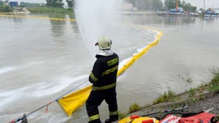 Do dunajského ramena uniká nafta, zasahujú tam hasiči - hasic_dunaj