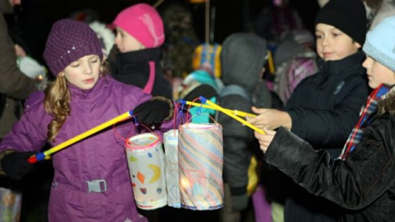 Kuchajdu v stredu zaplnia lampióny - lampiony2