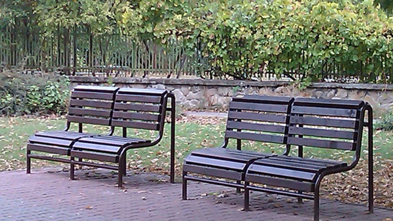 Lavičky mali vymeniť budúci rok, menia ich už teraz - Rapospark1