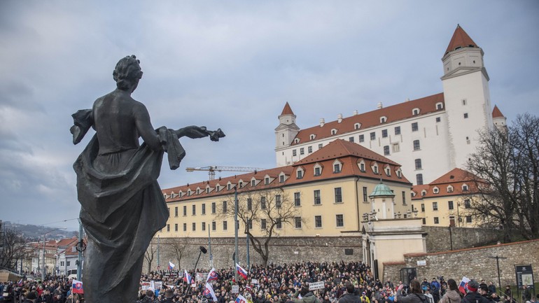 Nespokojní ľudia medzi hradom a parlamentom
