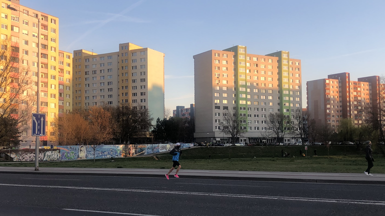 Ľudia sa prechadzajú, veľa z nich športuje