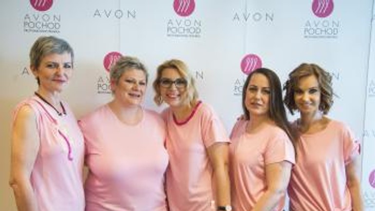 Do pochodu proti rakovine prsníka sa zapojili aj bojovníčky - avon_bojovnicky