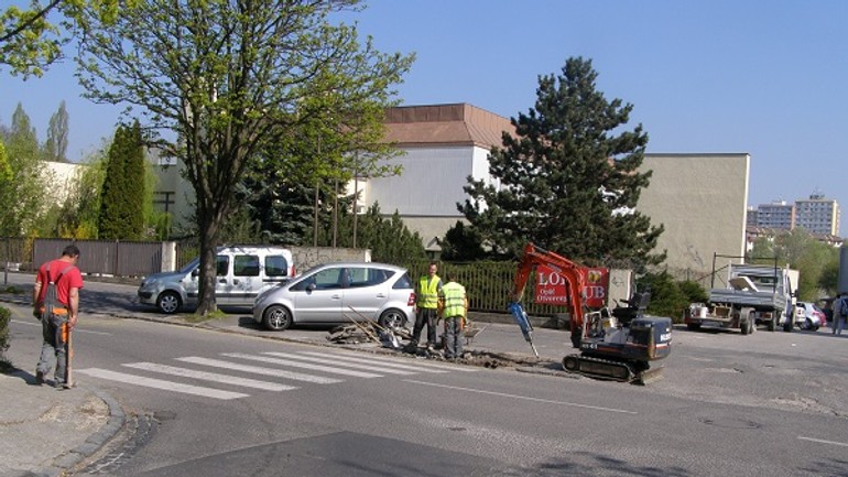 V rači sa po zime začalo s opravou výtlkov a bezbariérovými úpravami - P4030045 Hubeného - Černockého