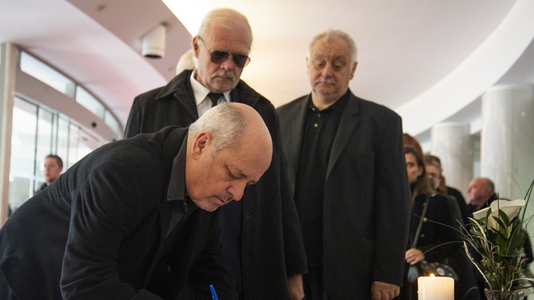 Smútočná rozlúčka s hercom Mariánom Geišbergom v SND