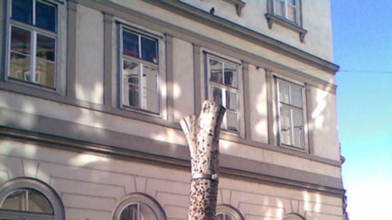 Stock-im-eisen bol stĺpom pre tovarišov - Pamatnik1