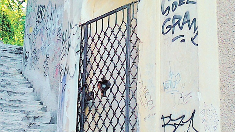 Prázdna kaplnka pod hradom pustne - 201521_pamatnik1