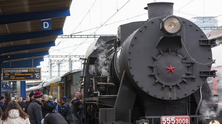 Parný vlak ťahaný parným rušňom 555.3008 Mazutka na Hlavnej stanici