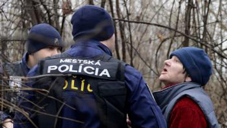 Bezdomovci z petržalky zo svojich miest odísť nechcú - bezdomovci_kontrola