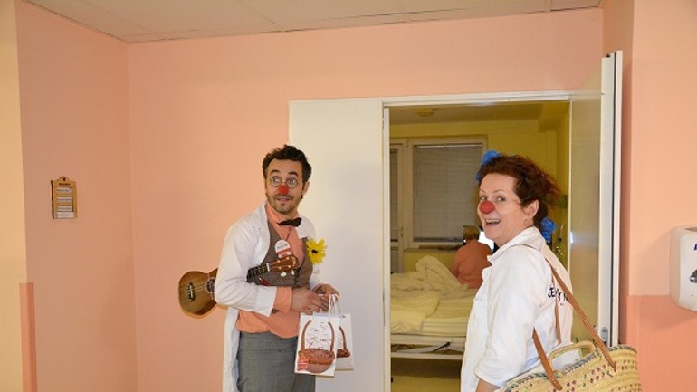 Klauni na onkológii: prišli rozveseliť dospelých pacientov - klauni 2