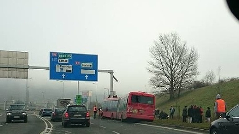 Autobus mhd mal nehodu, šestnásť osôb je zranených - bus_havaria_devinska2