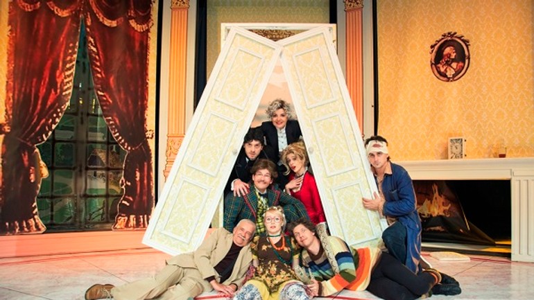 Na novej scéne uvedú novú bláznivú komédiu pi čaj miláčik! - Pičaj1