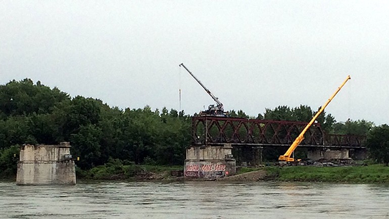 Konštrukciu mosta nad dunajom odstránenili, pokračujú na brehu - starymost_13052014