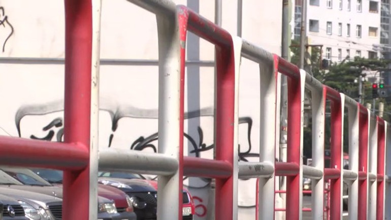 Zábradlia natierajú, ale aj rovno likvidujú - zabradlie2