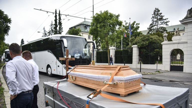  rakva symbolizujúca aktuálny stav autobusovej dopravy na Slovensku počas protestu zástupcov Únie súkromných autobusových dopravcov (ÚSAD) pred Úradom vlády SR 