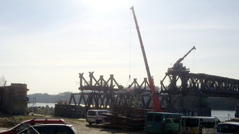 Demontáž druhého mostného poľa stále pokračuje - starymost_10032014_1