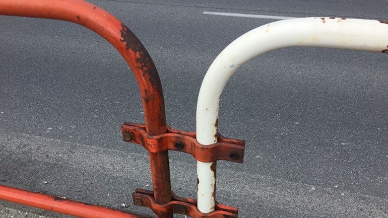 Dobrovoľníci natierali zábradlie na herlianskej, ale nestihli ho dokončiť... - Herlianska1