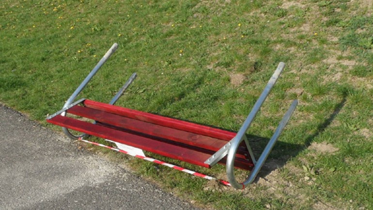 Neznámi vandali v noci zničili nové lavičky a koše - Lavicky