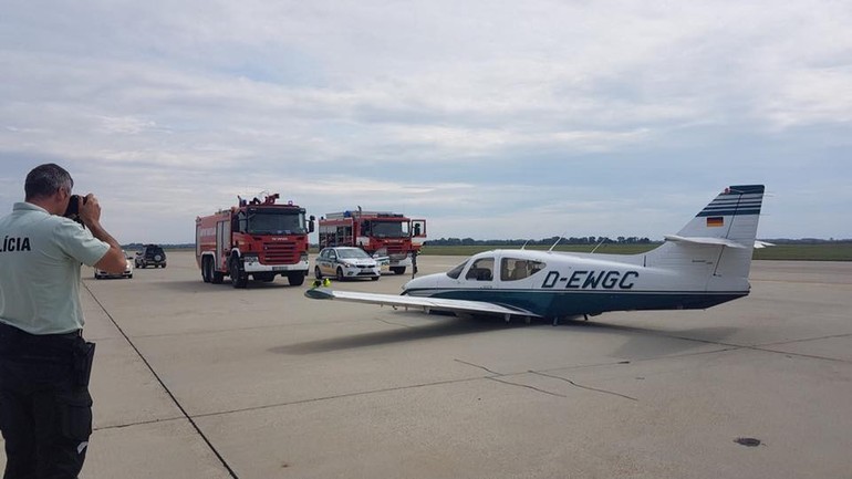 Pristátie lietadla na letisku BTS bez vysunutého podvozku