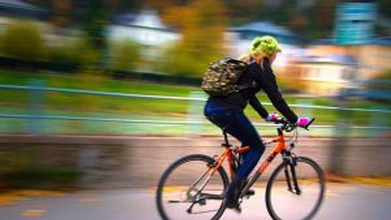 Chodíte do páce na bicykli? zapojte sa do fotografickej súťaže - cyklistka_fb_do_prace_na_bicykli_1