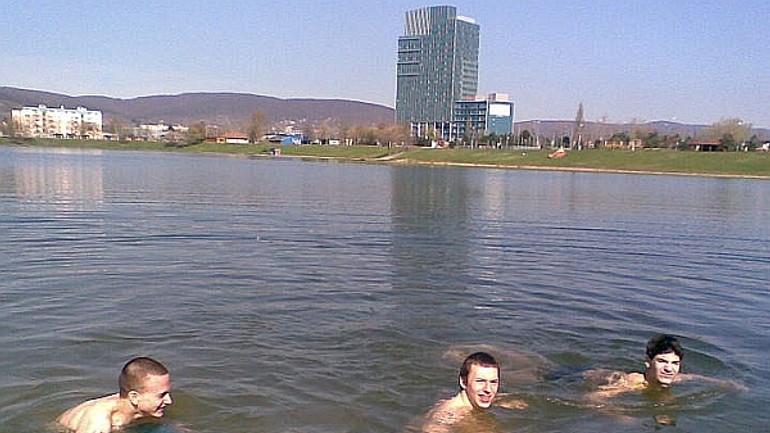 Na kuchajde sa napriek zákazu pije ďalej - Kuchajda