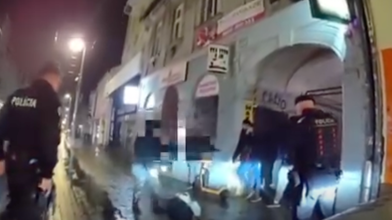 Polícia v nedeľu zadržala na Obchodnej ulici v Bratislave muža so sekerou