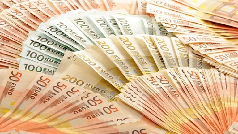 Žena sľubovala ľuďom vybaviť robotu a pripravila ich o 26-tisíc eur! - peniaze-eura-nestandard2