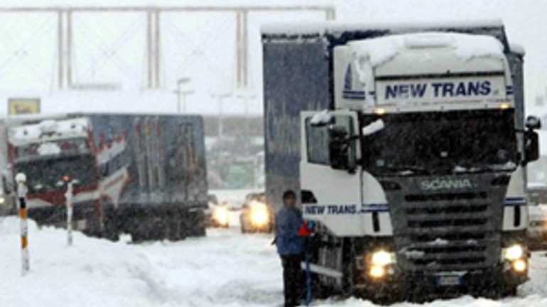 Hraničný priechod čunovo-rajka je uzatvorený - snezenie_dialnica