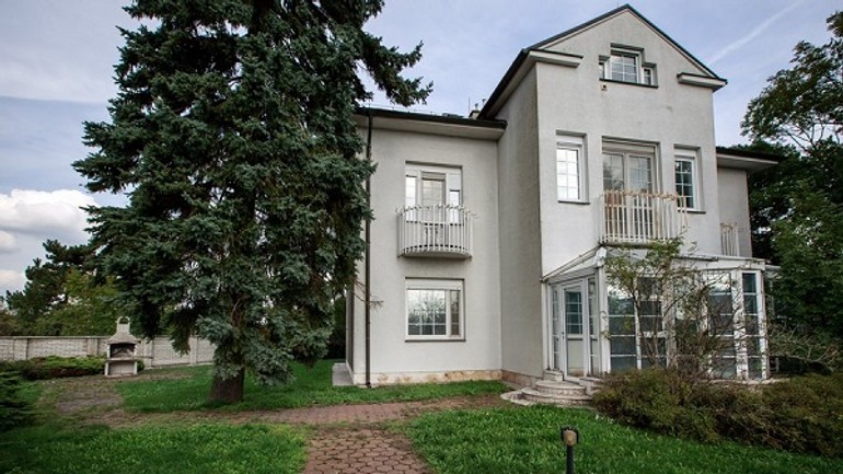 Prezident kiska sa do vily na slavíne zatiaľ nesťahuje. prečo? - Prezidentska vila