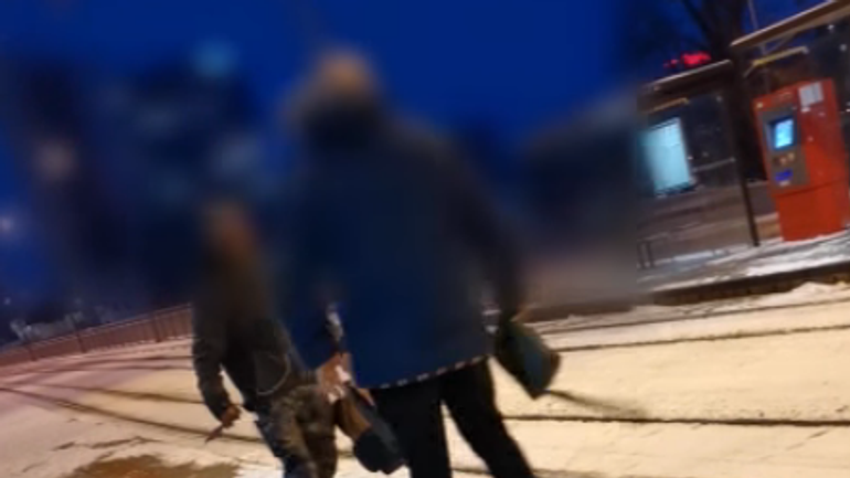 Mladík na zastávke MHD