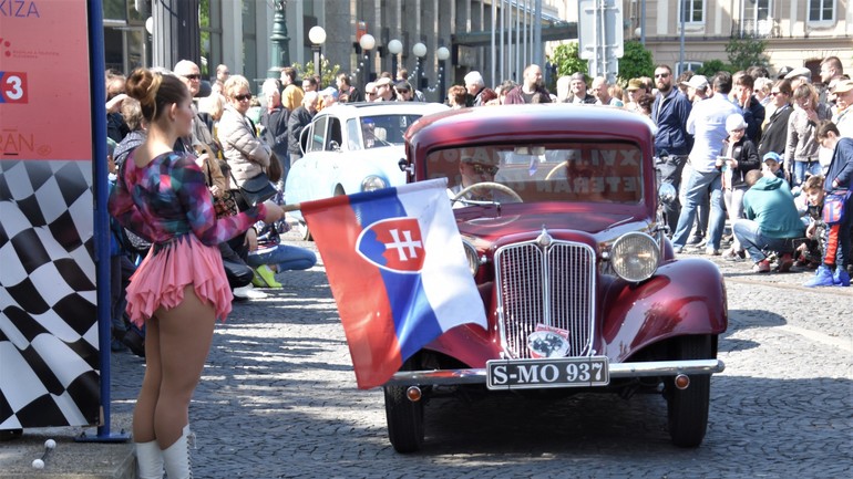 Štart rely veteránov na Hviezdoslavovom námestí
