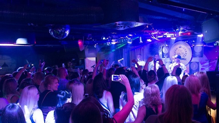 Lunetic vystupoval na dolných honoch – fanynky tam takmer zbúrali klub! - Club Hron