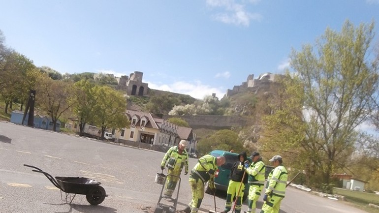 Foto: pred nedeľným behom zaplátali najväčšie výtlky - vytlkyP4061705