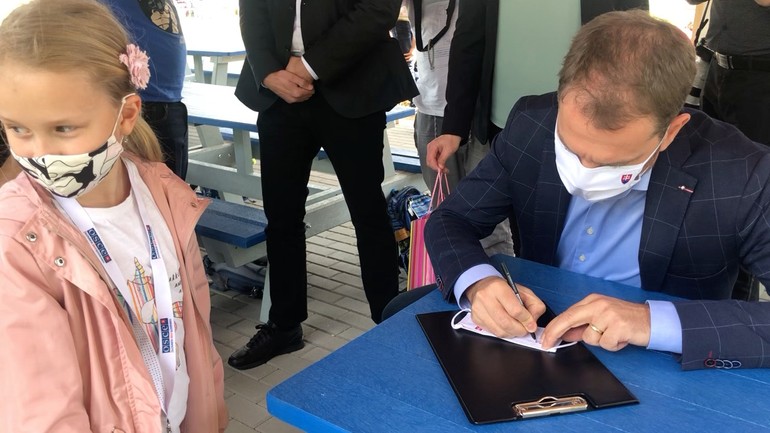 Premiér Matovič podpisuje rúško žiačke ZŠ OStredková