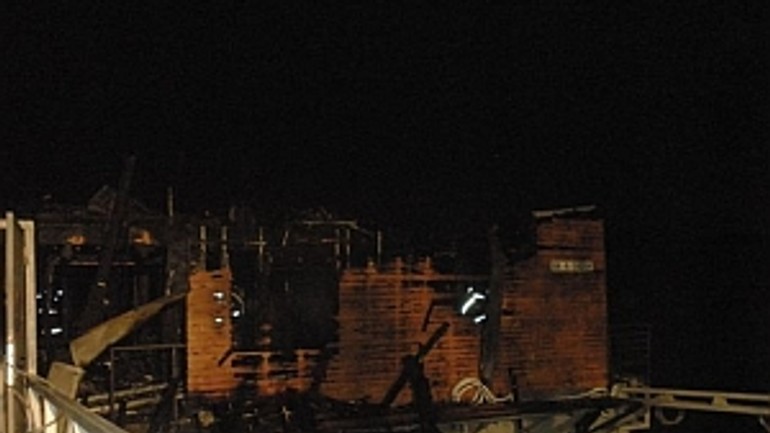 V jaroveckom ramene v noci na nedeľu zhorel hausboat - Hausbot poziar1